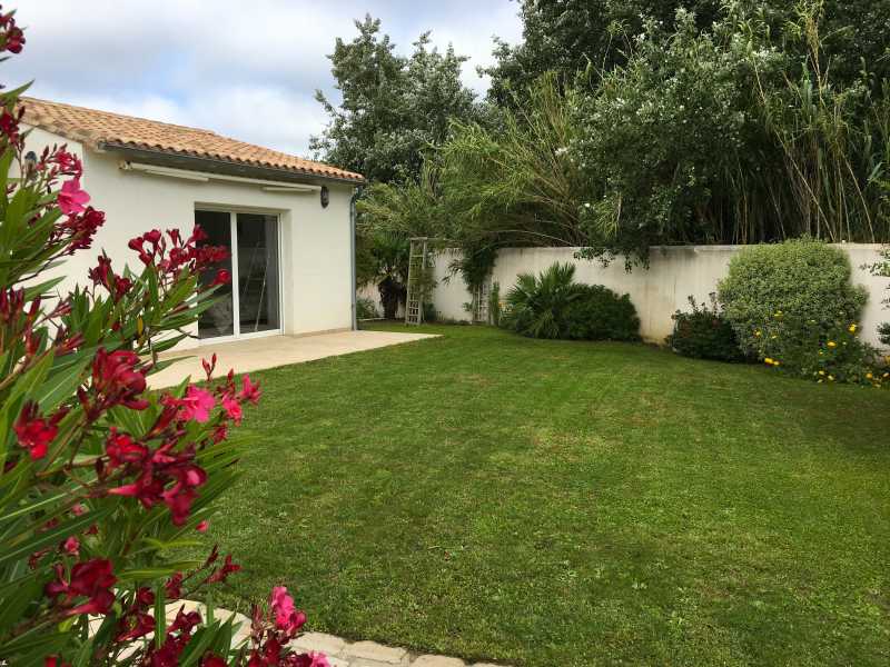 Photo 5 : JARDIN d'une maison située à Le Bois-Plage-en-Ré, île de Ré.