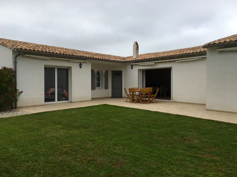 Photo 7 : EXTERIEUR d'une maison située à Le Bois-Plage-en-Ré, île de Ré.