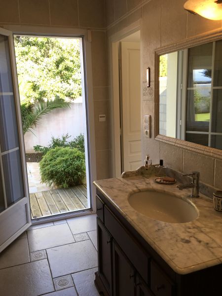 Photo 11 : SALLEDEBAIN d'une maison située à Le Bois-Plage-en-Ré, île de Ré.