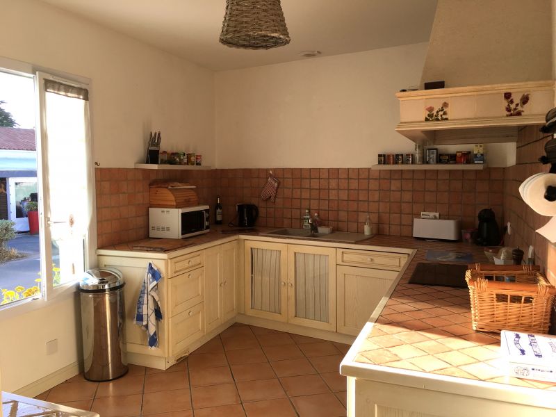 Photo 15 : CUISINE d'une maison située à Le Bois-Plage-en-Ré, île de Ré.