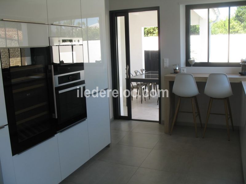Photo 17 : CUISINE d'une maison située à Le Bois-Plage-en-Ré, île de Ré.