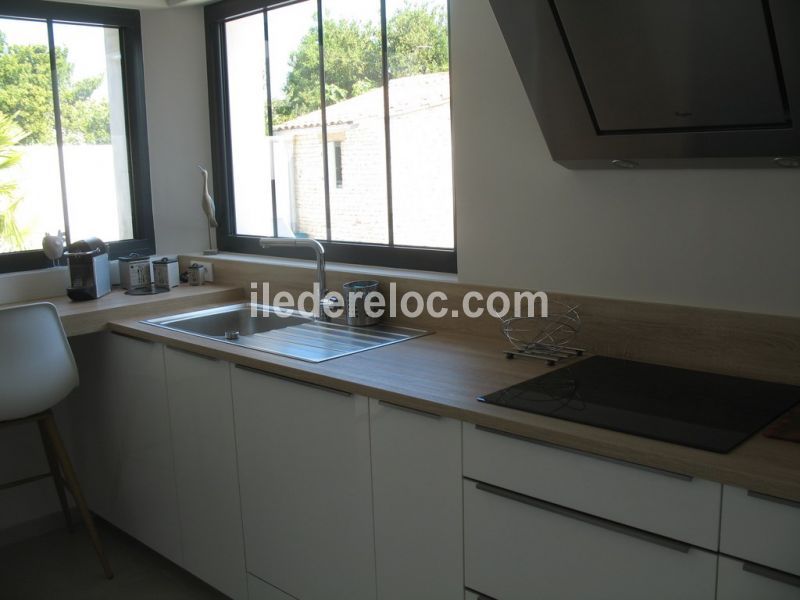 Photo 18 : CUISINE d'une maison située à Le Bois-Plage-en-Ré, île de Ré.