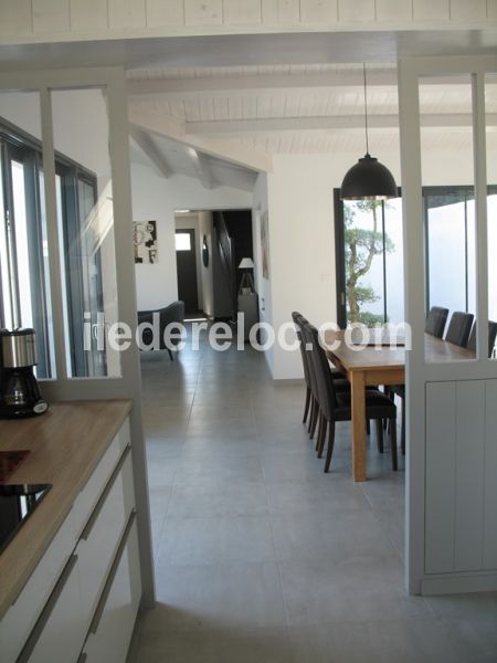 Photo 19 : CUISINE d'une maison située à Le Bois-Plage-en-Ré, île de Ré.