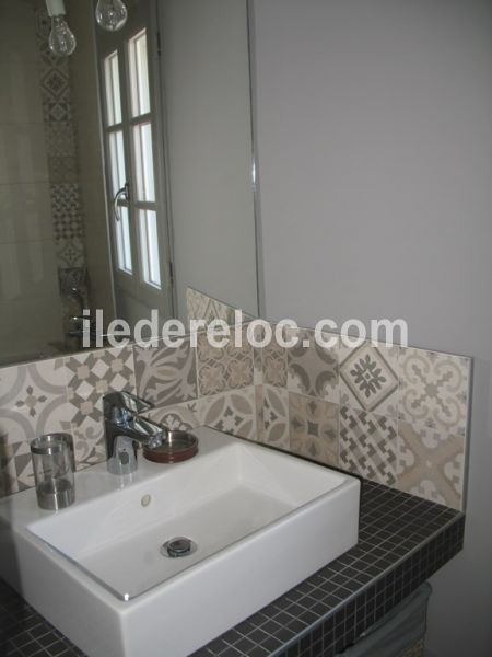 Photo 26 : SALLEDEBAIN d'une maison située à Le Bois-Plage-en-Ré, île de Ré.