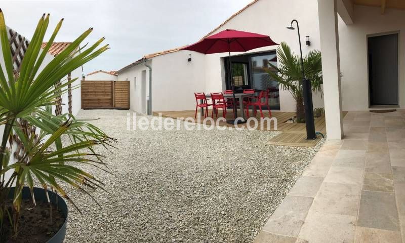 Photo 2 : TERRASSE d'une maison située à Le Bois-Plage-en-Ré, île de Ré.