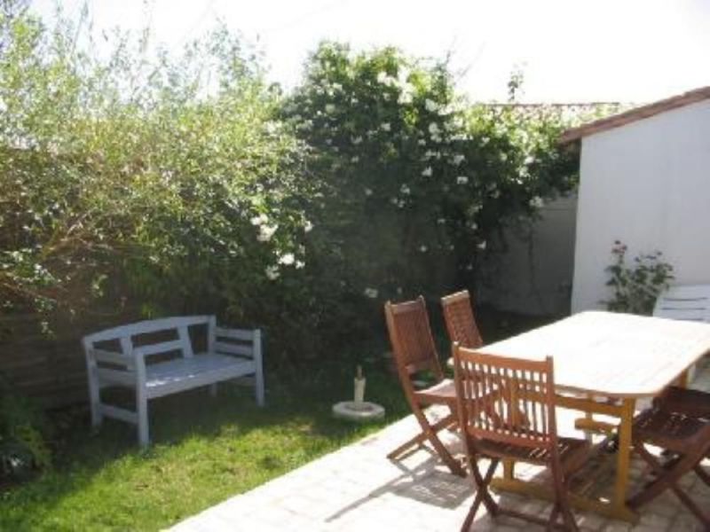 Photo 7 : JARDIN d'une maison située à Le Bois-Plage-en-Ré, île de Ré.