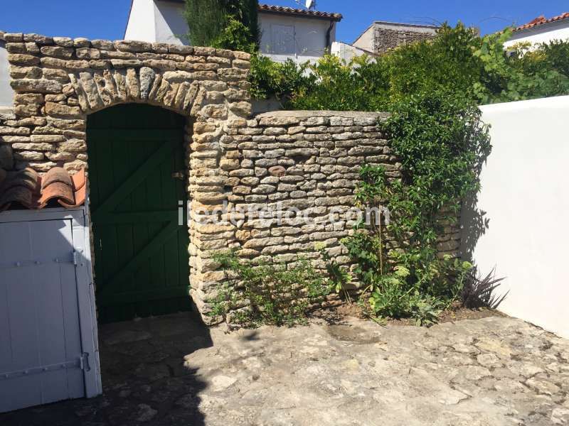 Photo 6 : EXTERIEUR d'une maison située à Les Portes-en-Ré, île de Ré.