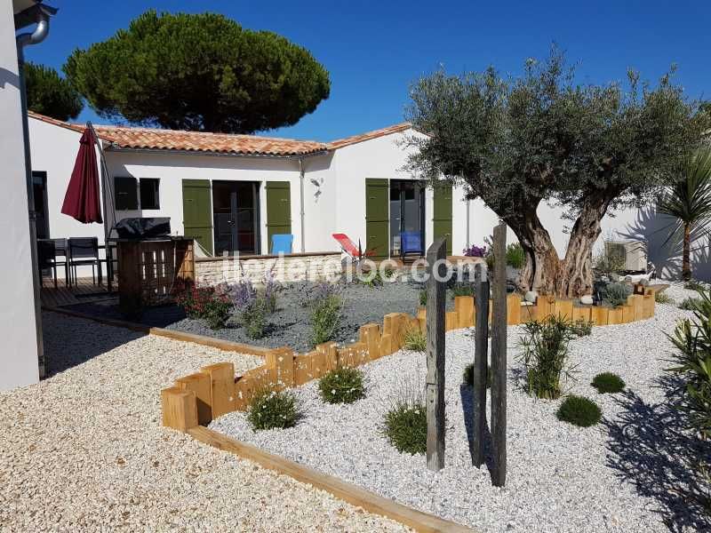 Photo 11 : JARDIN d'une maison située à Le Bois-Plage-en-Ré, île de Ré.