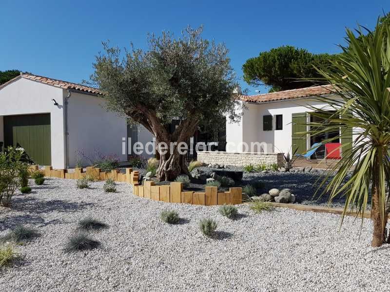 Photo 13 : JARDIN d'une maison située à Le Bois-Plage-en-Ré, île de Ré.