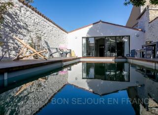 Ile de Ré:Maison retaise rénovée avec piscine a fond mobile-la flotte