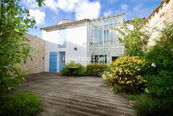 Ile de Ré:Maison de village dans une rue pavée