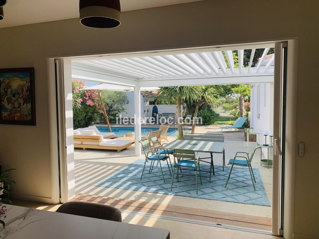 Photo 3 : TERRASSE d'une maison située à Loix, île de Ré.