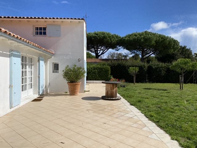 Photo 4 : TERRASSE d'une maison située à Loix, île de Ré.