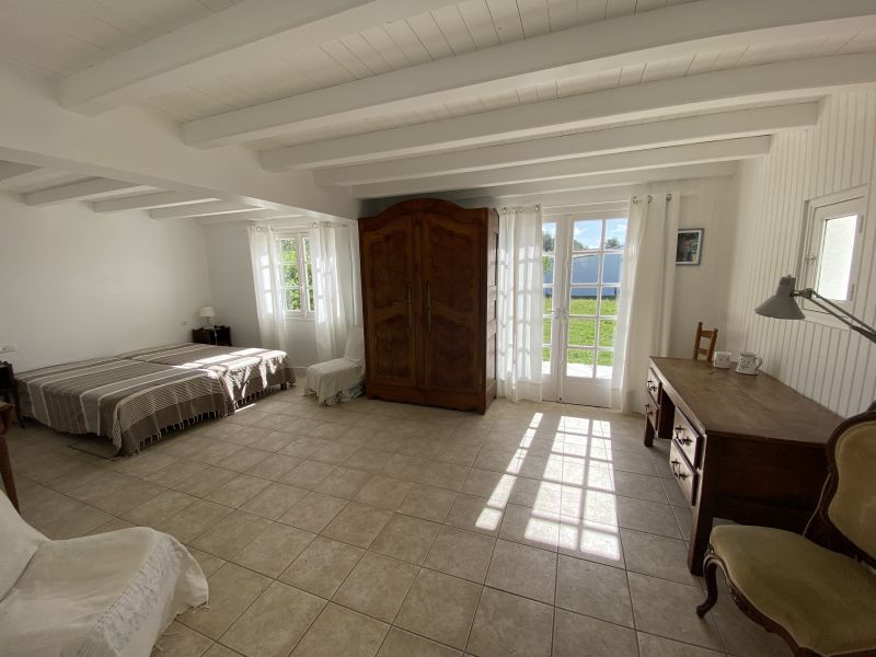 Photo 9 : CHAMBRE d'une maison située à Loix, île de Ré.