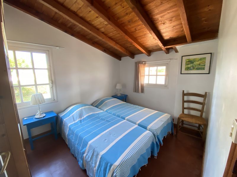 Photo 13 : CHAMBRE d'une maison située à Loix, île de Ré.