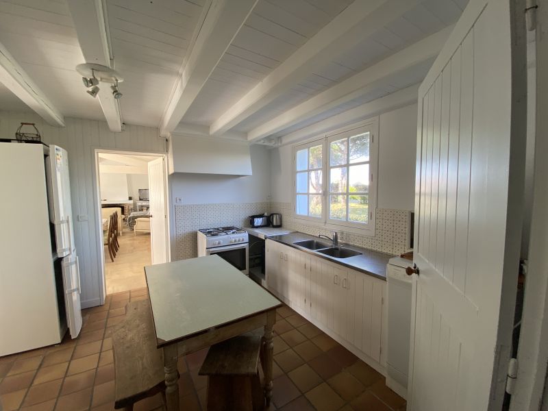 Photo 8 : CUISINE d'une maison située à Loix, île de Ré.