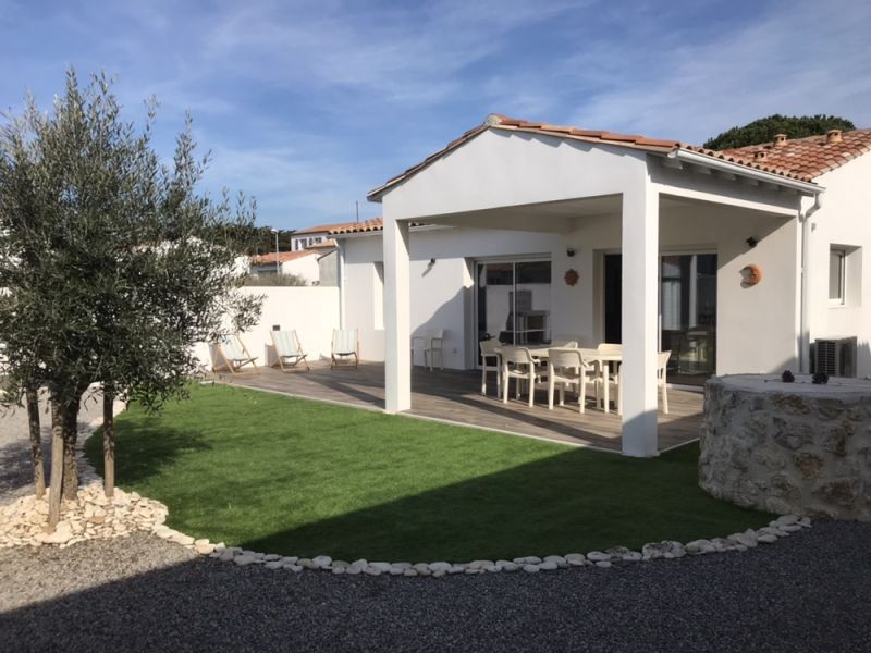 Photo 1 : EXTERIEUR d'une maison située à Rivedoux-Plage, île de Ré.