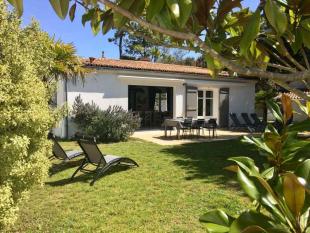 Ile de Ré:Maison entre dunes et bois (piscine et tennis)