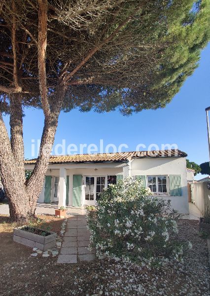 Photo 2 : EXTERIEUR d'une maison située à Le Bois-Plage-en-Ré, île de Ré.