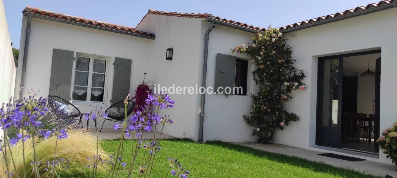 Photo 2 : ENTREE d'une maison située à Loix, île de Ré.