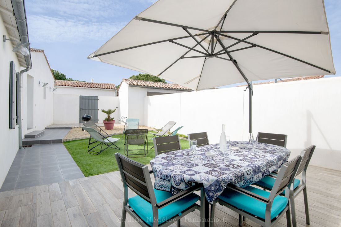 Photo 2 : TERRASSE d'une maison située à Le Bois-Plage-en-Ré, île de Ré.