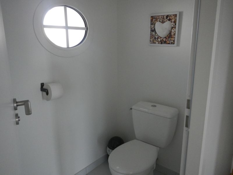 Photo 20 : WC d'une maison située à Le Bois-Plage-en-Ré, île de Ré.