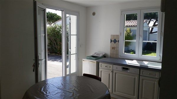 Photo 15 : CUISINE d'une maison située à Sainte-Marie-de-Ré, île de Ré.