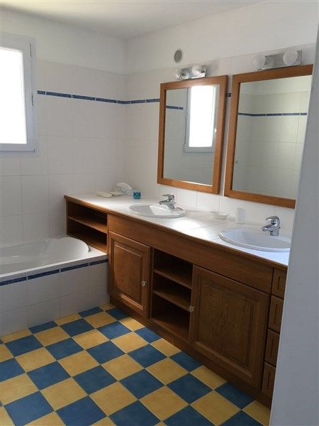 Photo 27 : SALLEDEBAIN d'une maison située à Sainte-Marie-de-Ré, île de Ré.