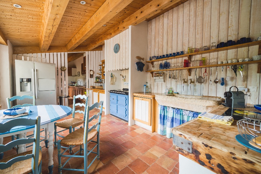 Photo 10 : CUISINE d'une maison située à Le Bois-Plage, île de Ré.