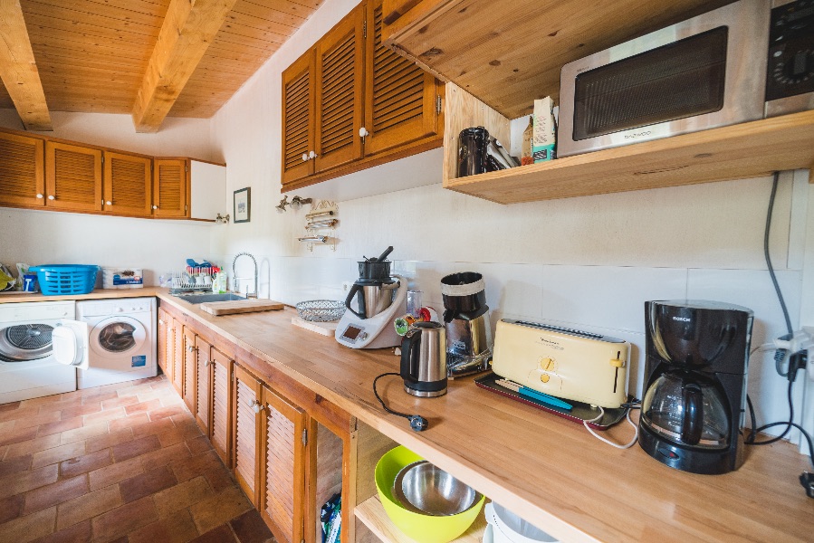 Photo 8 : CUISINE d'une maison située à Le Bois-Plage, île de Ré.