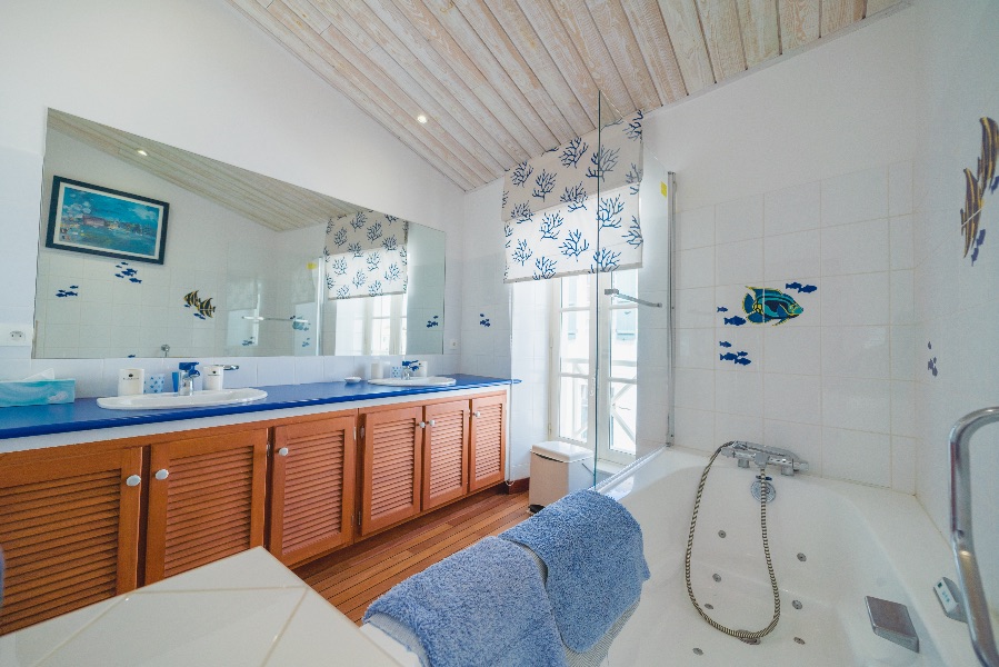 Photo 30 : SALLEDEBAIN d'une maison située à Le Bois-Plage, île de Ré.