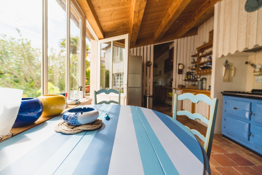 Photo 7 : CUISINE d'une maison située à Le Bois-Plage, île de Ré.