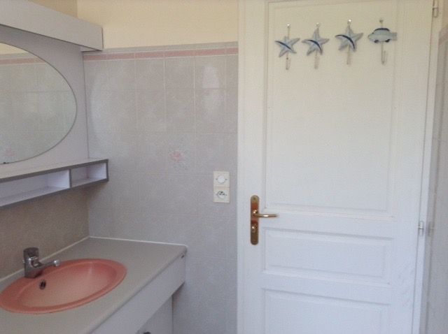Photo 10 : SALLEDEBAIN d'une maison située à Sainte-Marie-de-Ré, île de Ré.