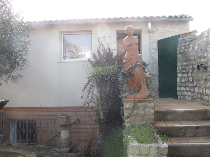 Photo 16 : EXTERIEUR d'une maison située à La Flotte-en-Ré, île de Ré.