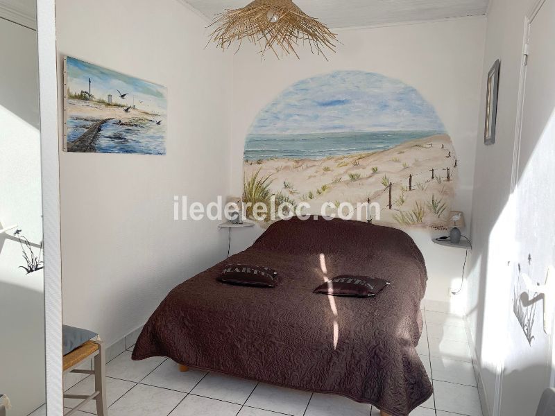 Photo 6 : CHAMBRE d'une maison située à La Flotte, île de Ré.