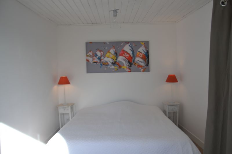 Photo 5 : CHAMBRE d'une maison située à Saint-Clément-des-Baleines, île de Ré.