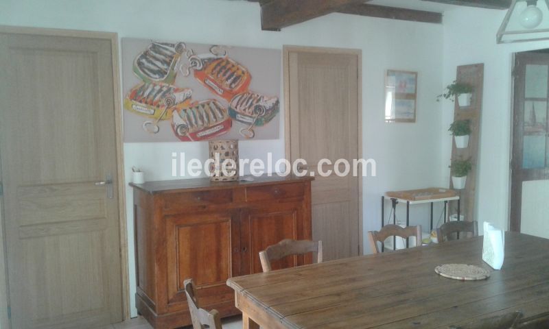 Photo 12 : CUISINE d'une maison située à Le Bois-Plage-en-Ré, île de Ré.