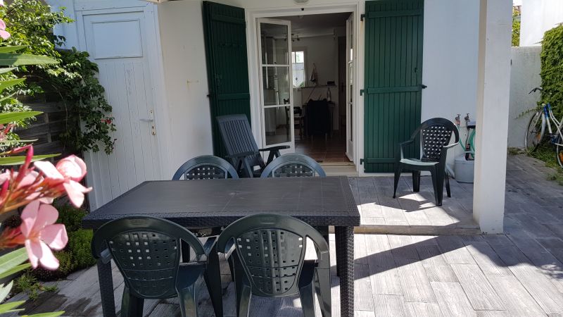 Photo 8 : TERRASSE d'une maison située à Ars en Ré, île de Ré.