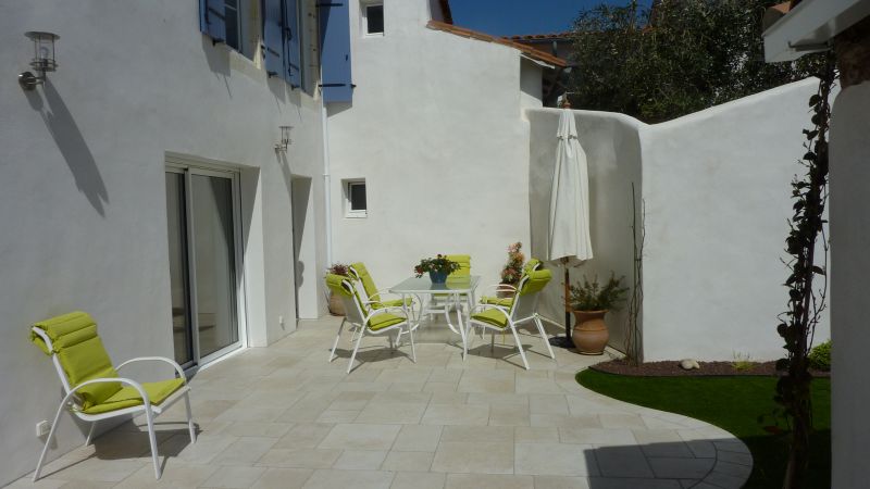 Photo 1 : TERRASSE d'une maison située à Ars en Ré, île de Ré.