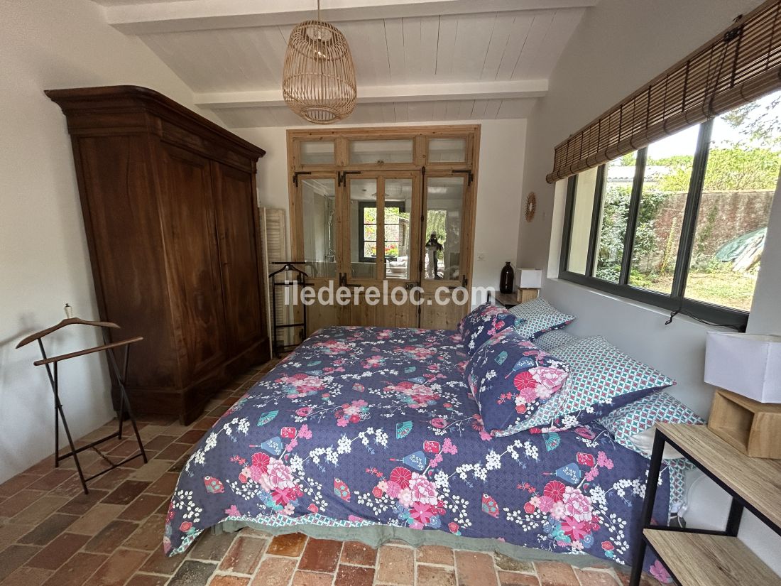 Photo 12 : CHAMBRE d'une maison située à Le Bois-Plage-en-Ré, île de Ré.