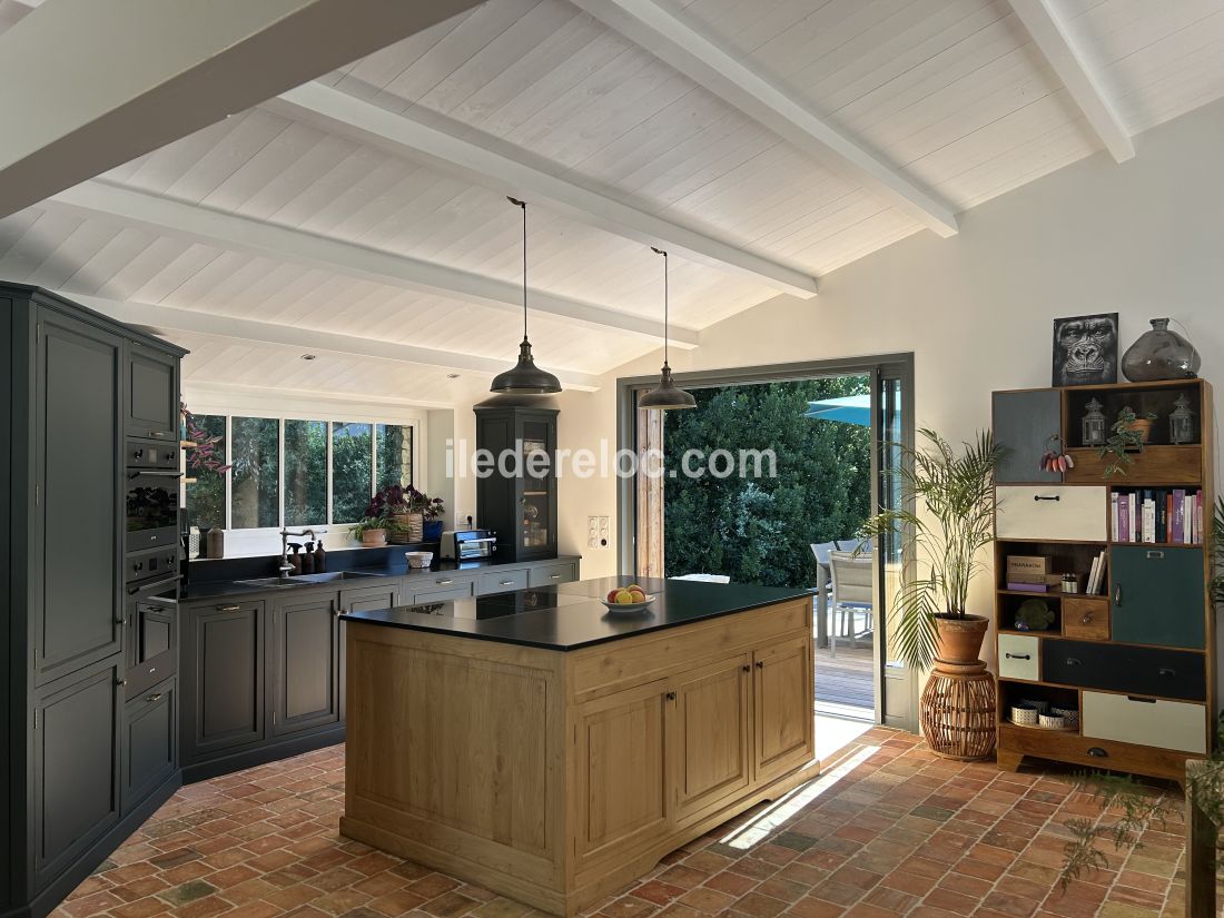 Photo 9 : CUISINE d'une maison située à Le Bois-Plage-en-Ré, île de Ré.