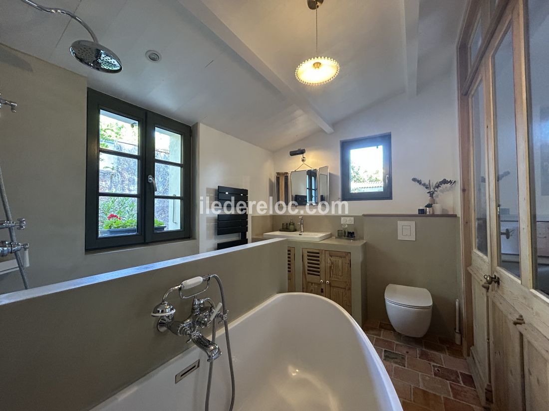 Photo 11 : SALLEDEBAIN d'une maison située à Le Bois-Plage-en-Ré, île de Ré.