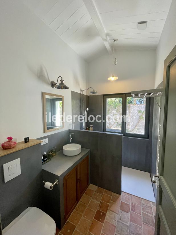 Photo 17 : SALLEDEBAIN d'une maison situ&eacute;e &agrave; Le Bois-Plage-en-R&eacute;, &icirc;le de R&eacute;.