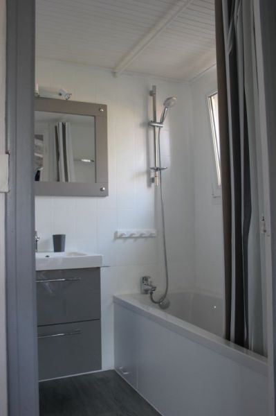 Photo 21 : SALLEDEBAIN d'une maison située à Saint-Clément-des-Baleines, île de Ré.