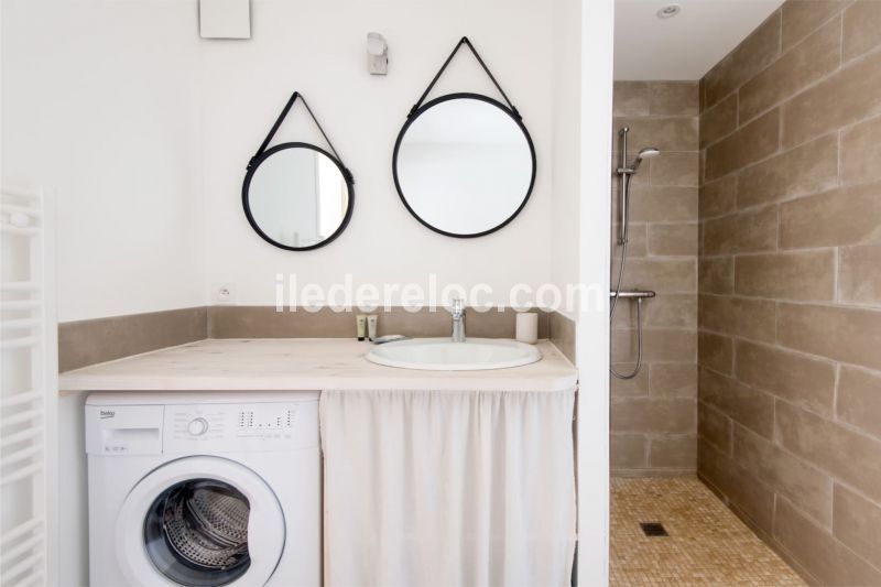 Photo 15 : SALLEDEBAIN d'une maison située à La Couarde-sur-mer, île de Ré.