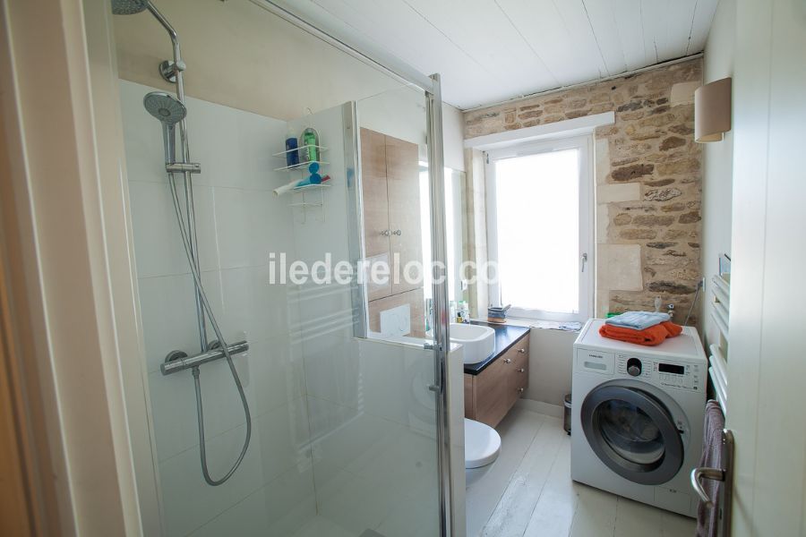 Photo 24 : SALLEDEBAIN d'une maison située à La Couarde-sur-mer, île de Ré.