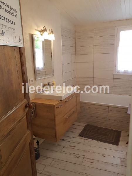 Photo 7 : SALLEDEBAIN d'une maison située à Les Portes, île de Ré.