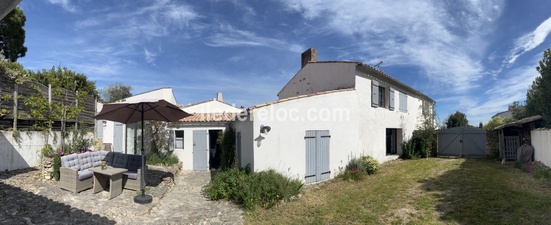 Photo 1 : TERRASSE d'une maison située à Les Portes, île de Ré.