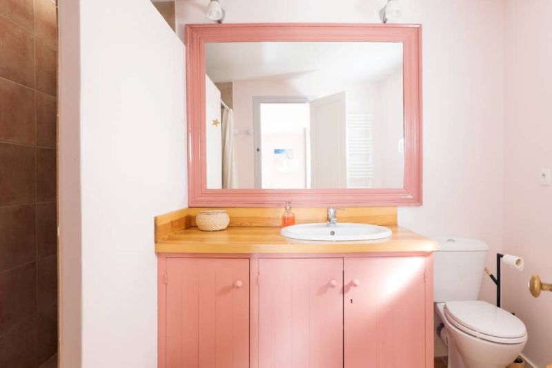 Photo 22 : SALLEDEBAIN d'une maison située à Saint-Clément-des-Baleines, île de Ré.