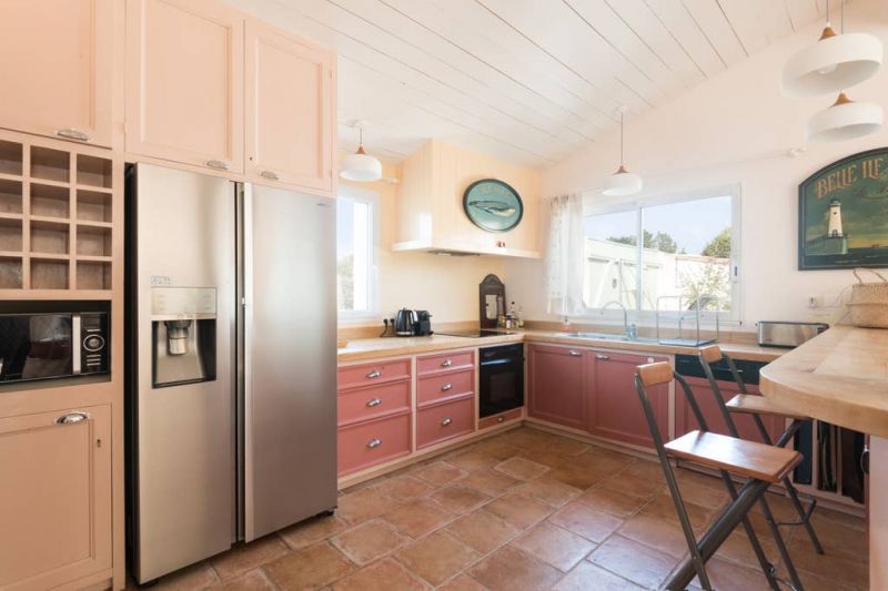 Photo 9 : CUISINE d'une maison située à Saint-Clément-des-Baleines, île de Ré.